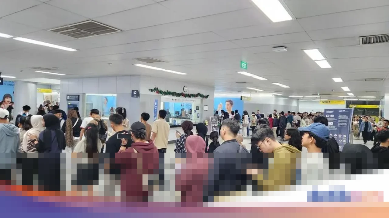 Dini Hari Tahun Baru 2026, Stasiun MRT Bundaran HI Membludak, Penumpang Padati Pintu Masuk Dini Hari Tahun Baru 2026, Stasiun MRT Bundaran HI Membludak, Penumpang Padati Pintu Masuk