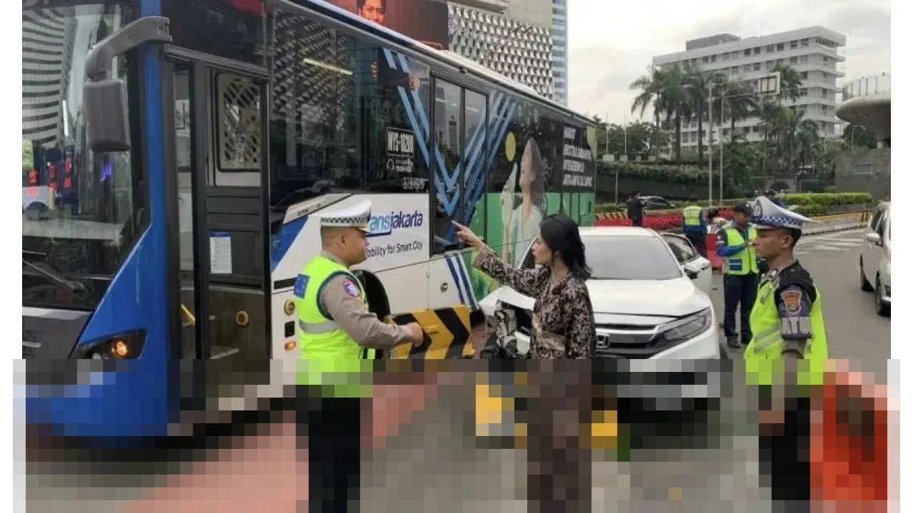 Dirlantas Polda Metro Jaya Tangani Kecelakaan Sedan dan Transjakarta di Bundaran HI, Penyebab Diselidiki