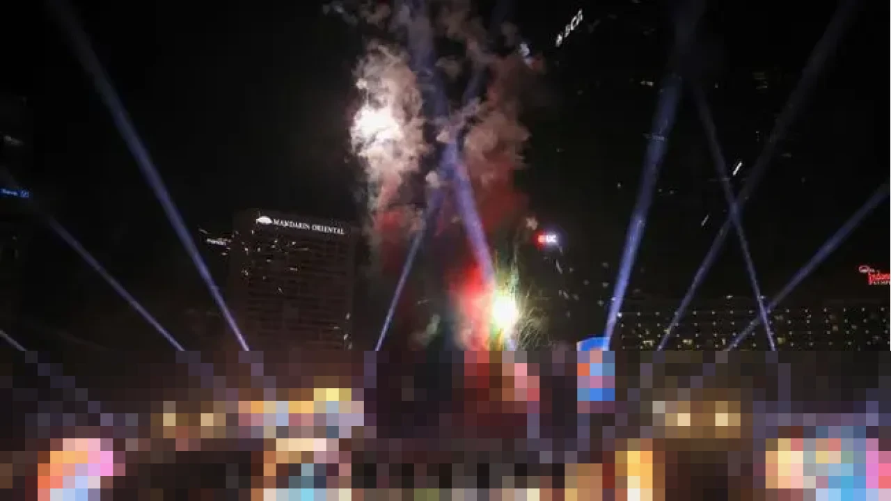 Formasi Drone ‘Jakarta for Sumatra’ Hiasi Langit Bundaran HI, Ribuan Warga Sambut Tahun Baru 2026