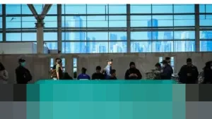 Gas Air Mata Tawuran di Manggarai Terbawa Angin, Penumpang KRL di Stasiun Alami Iritasi Mata