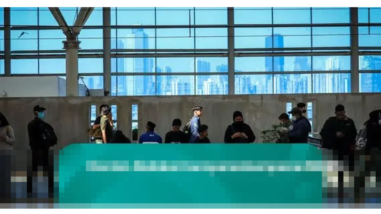 Gas Air Mata Tawuran di Manggarai Terbawa Angin, Penumpang KRL di Stasiun Alami Iritasi Mata