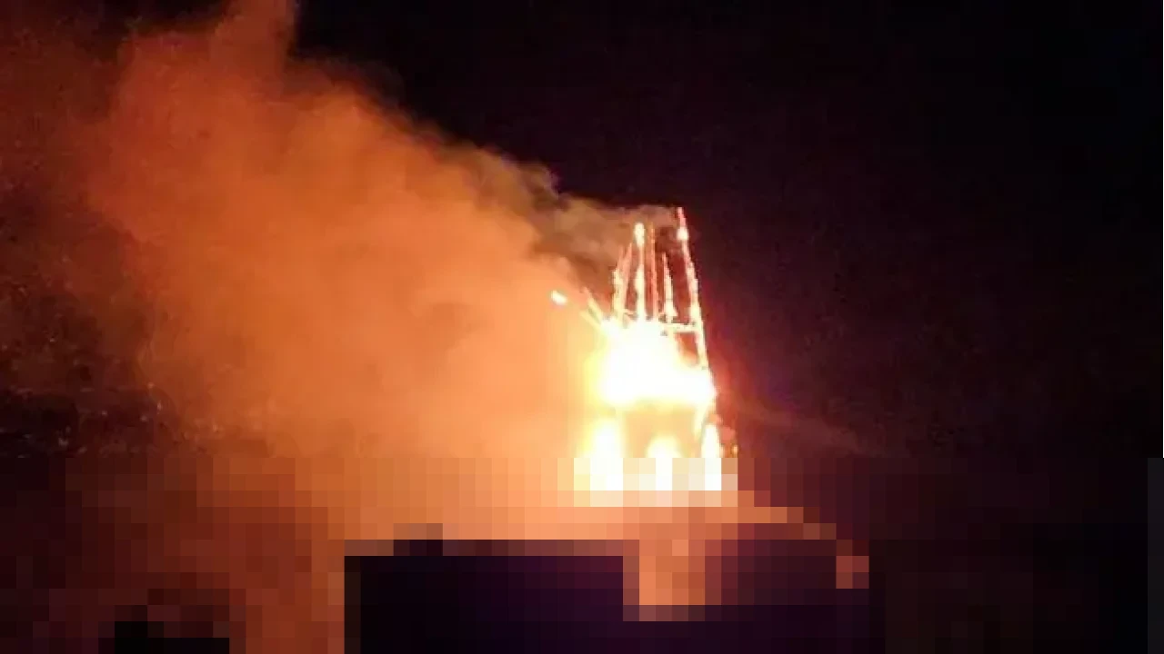 Gereja Ikonik Vondelkerk di Amsterdam Hangus Terbakar, Menara Runtuh di Malam Tahun Baru 2026