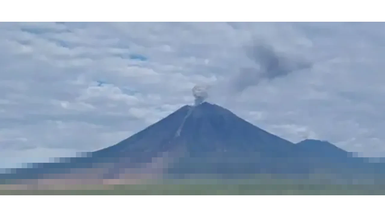 Gunung Semeru Empat Kali Erupsi pada Sabtu, Kolom Letusan Capai 1.000 Meter di Atas Puncak