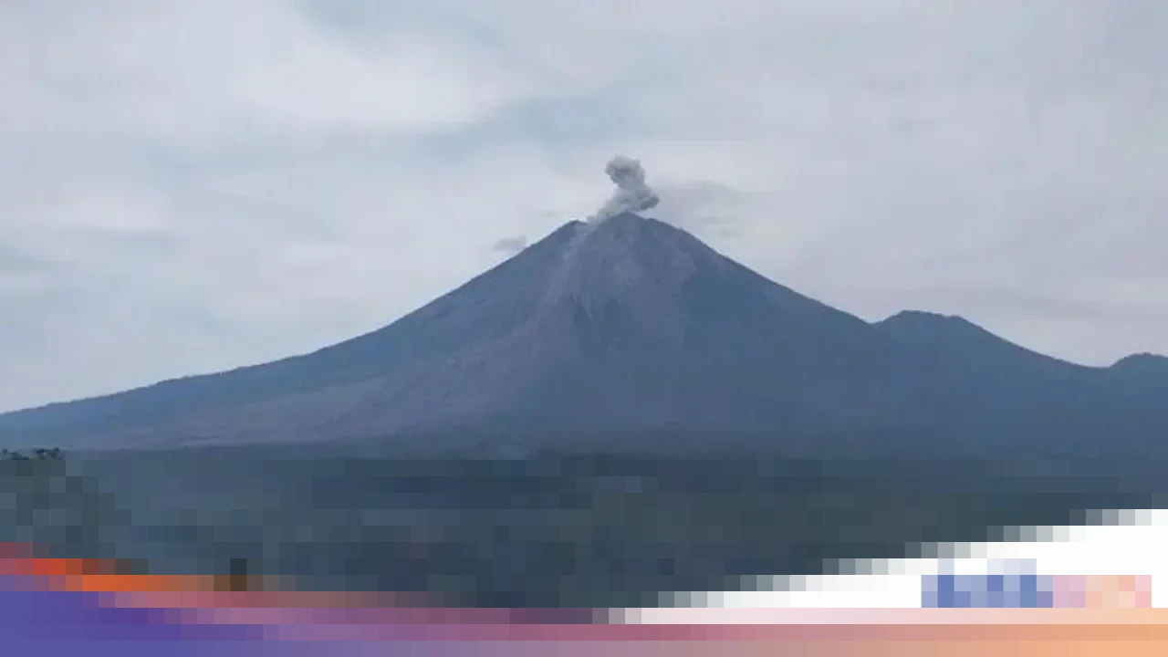 Gunung Semeru Kembali Erupsi Empat Kali dalam Sehari, Kolom Letusan Capai 700 Meter