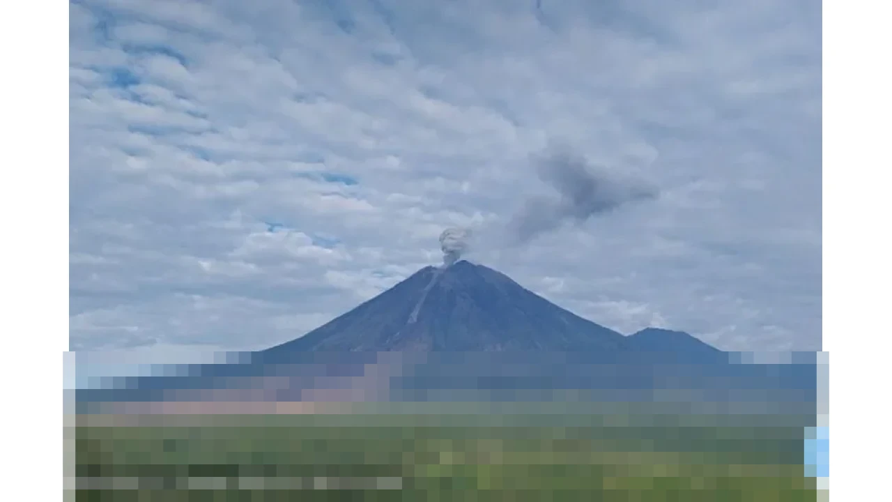 Gunung Semeru Kembali Erupsi Empat Kali pada Sabtu, Kolom Letusan Capai Satu Kilometer