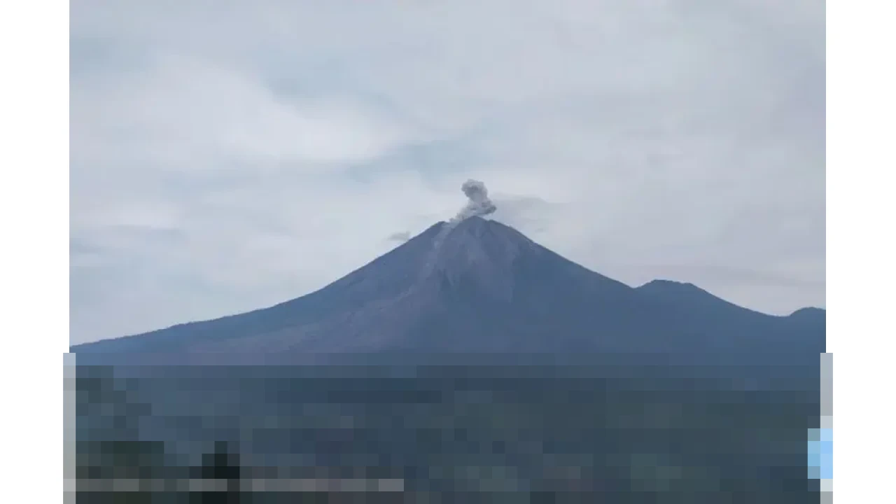 Gunung Semeru Kembali Erupsi, Kolom Letusan Capai 700 Meter di Atas Puncak