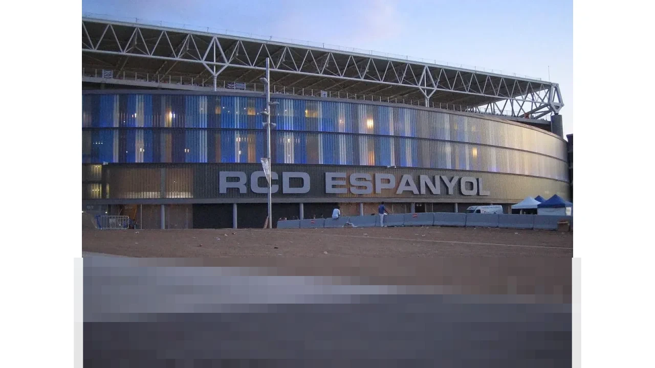 Hansi Flick: “Joan Garcia Salah Satu Kiper Terbaik Dunia” Usai Barcelona Taklukkan Espanyol