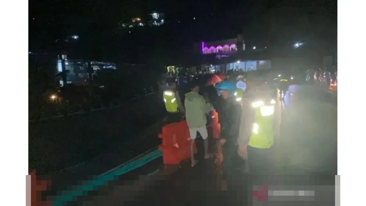 Hujan Deras Picu Longsor, Jembatan Akses Wisata Colo Kudus Amblas, Dua Kendaraan Terseret Material