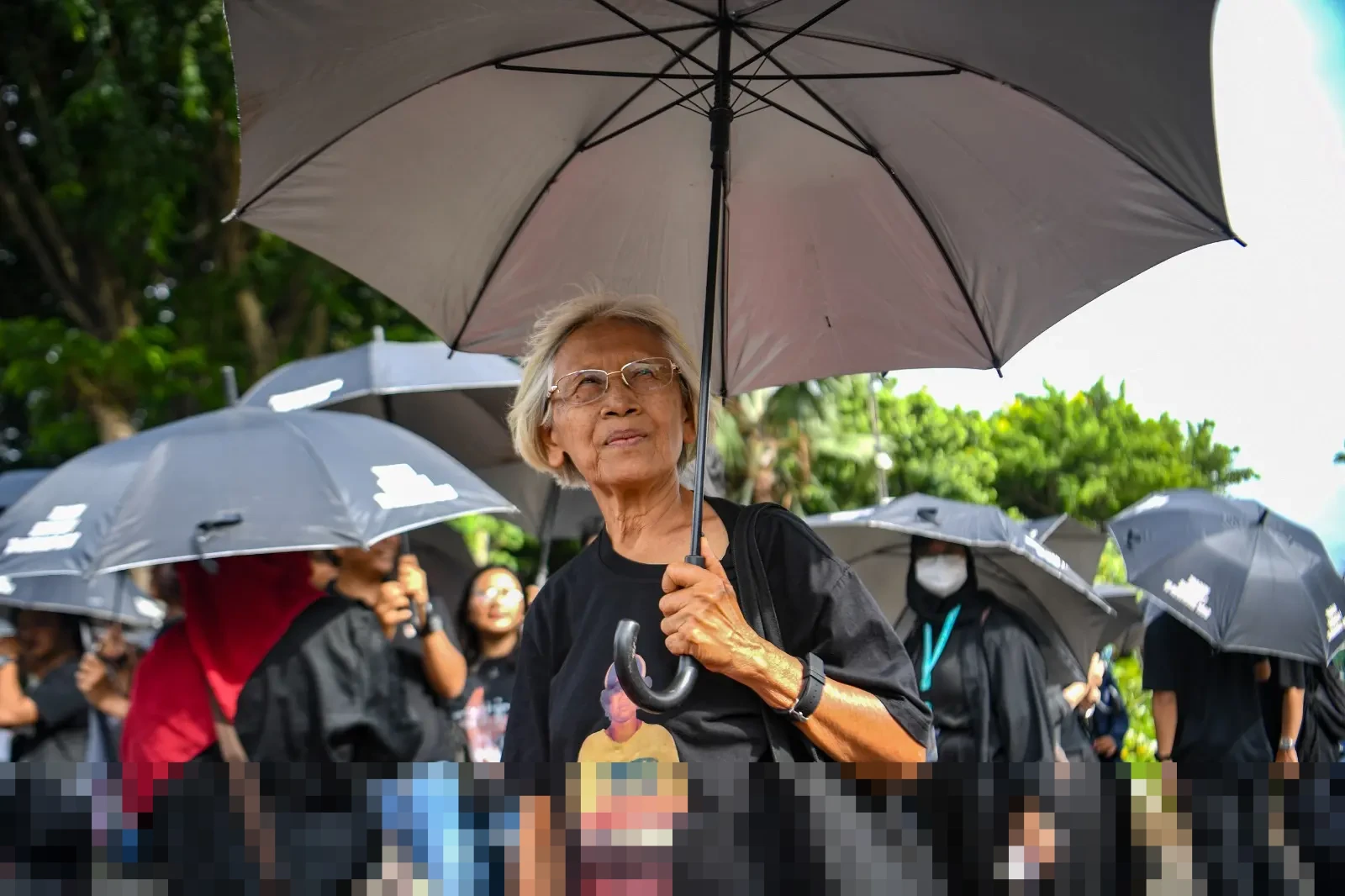 Ibunda Korban Semanggi I Ikut Aksi Kamisan ke-892, Desak Penyelidikan Teror Sipil dan Perppu KUHP Ibunda Korban Semanggi I Ikut Aksi Kamisan ke-892, Desak Penyelidikan Teror Sipil dan Perppu KUHP