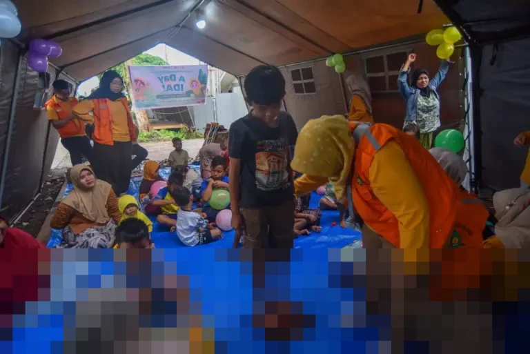 IDAI Sumbar Gelar Pemeriksaan Kesehatan Anak di Hunian Sementara Korban Bencana Bandang Padang
