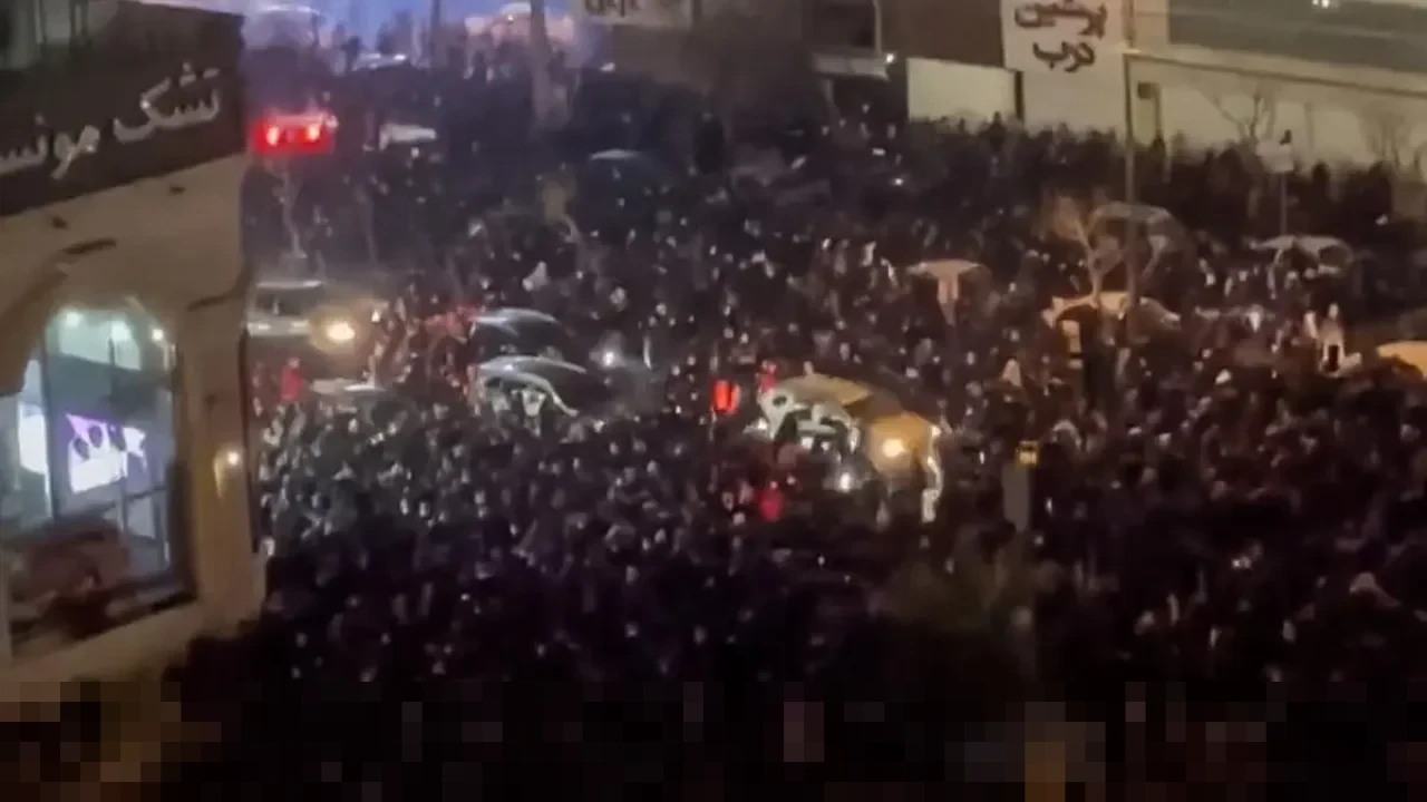 Iran Putus Akses Internet Nasional di Tengah Demo Membara, Ali Khamenei Ancam Pedemo dan Tuduh Antek AS Iran Putus Akses Internet Nasional di Tengah Demo Membara, Ali Khamenei Ancam Pedemo dan Tuduh Antek AS