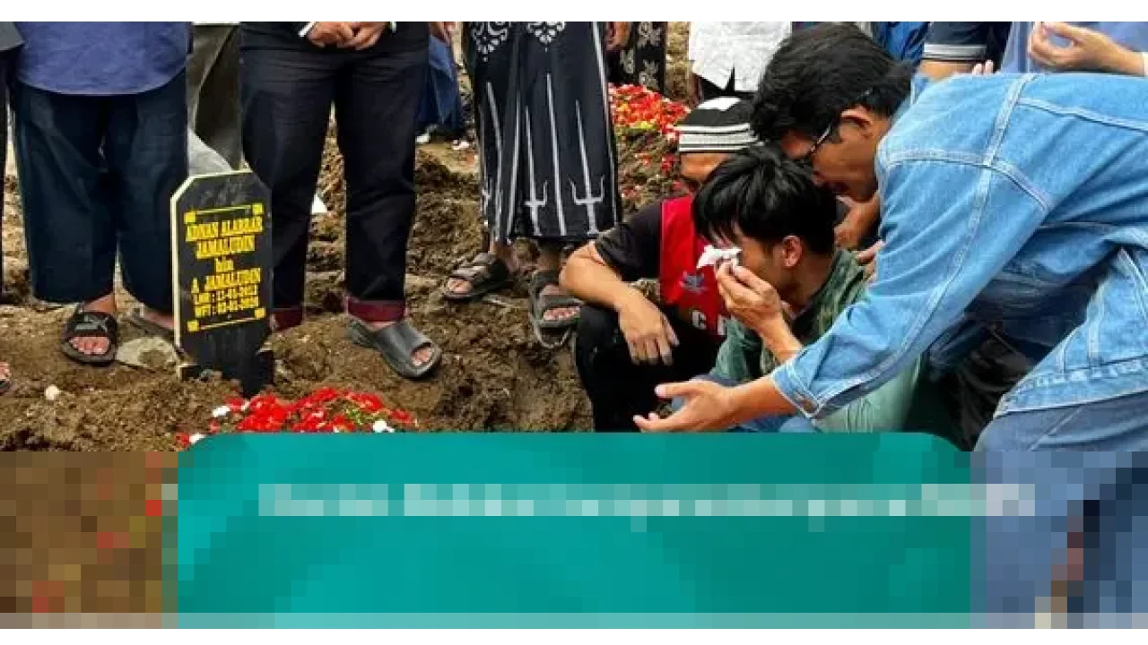Isak Tangis Pilu Keluarga Iringi Pemakaman Tiga Korban Tewas di Kontrakan Warakas, Jakarta Utara Isak Tangis Pilu Keluarga Iringi Pemakaman Tiga Korban Tewas di Kontrakan Warakas, Jakarta Utara