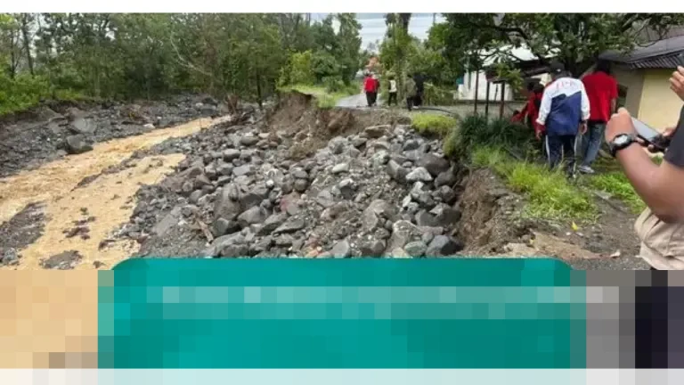 Jalan Ambles di Tanah Datar Lumpuhkan Akses Warga, Ekonomi Terganggu Pasca-Banjir Bandang