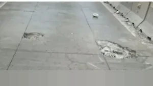 Jalan Berlubang di Flyover Pesing Jakarta Barat Picu Belasan Mobil Pecah Ban dalam Semalam