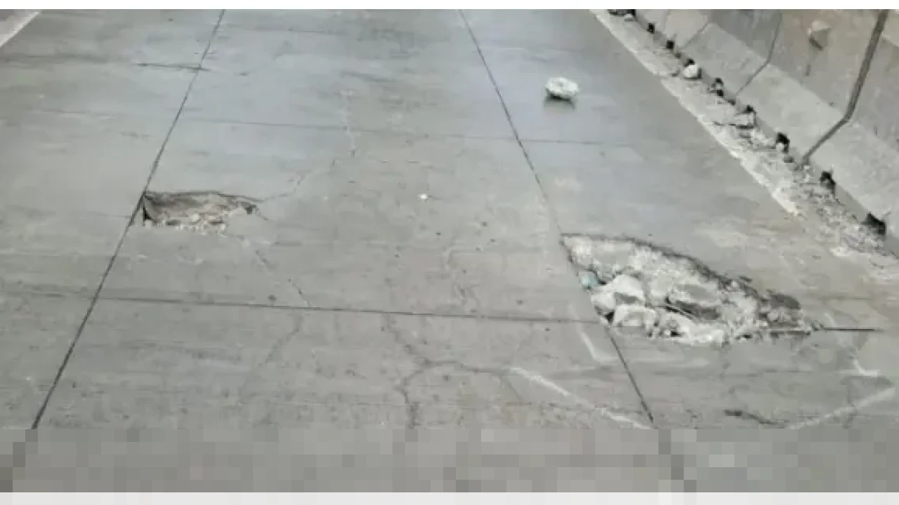 Jalan Berlubang di Flyover Pesing Jakarta Barat Picu Belasan Mobil Pecah Ban dalam Semalam