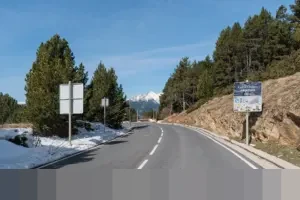 Jalan Yos Sudarso Cikarang: Ketika Ruang Usaha Tergusur Lautan Parkir Motor Komuter