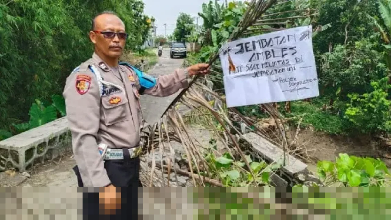 Jembatan Penghubung Antar Desa di Lamongan Ambles Diterjang Luapan Sungai, Akses Warga Terganggu