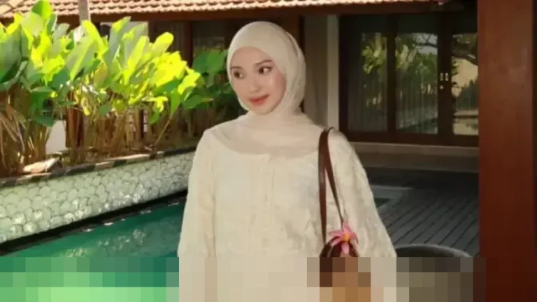 Julia Prastini Kembali Jadi Buah Bibir: Isu Jefri Nichol hingga Sumber Penghasilan Ibrahim Risyad Julia Prastini Kembali Jadi Buah Bibir: Isu Jefri Nichol hingga Sumber Penghasilan Ibrahim Risyad