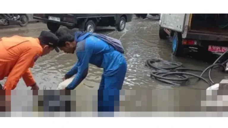 Jumat Pagi 2 Januari 2026, Banjir Rob Landa Jalan RE Martadinata Jakarta Utara, Lalu Lintas Tersendat Jumat Pagi 2 Januari 2026, Banjir Rob Landa Jalan RE Martadinata Jakarta Utara, Lalu Lintas Tersendat