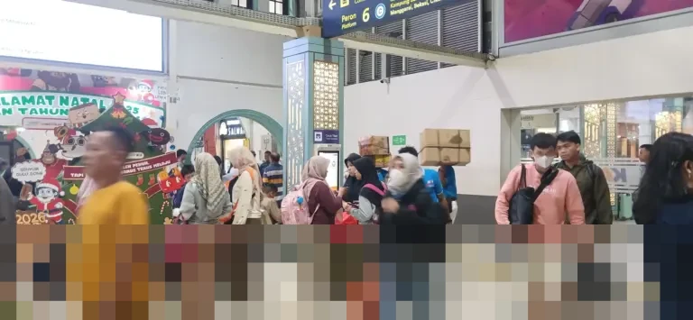 KAI Catat Lebih dari 200 Ribu Penumpang Kereta Bergerak dalam Sehari Saat Puncak Arus Balik Nataru KAI Catat Lebih dari 200 Ribu Penumpang Kereta Bergerak dalam Sehari Saat Puncak Arus Balik Nataru