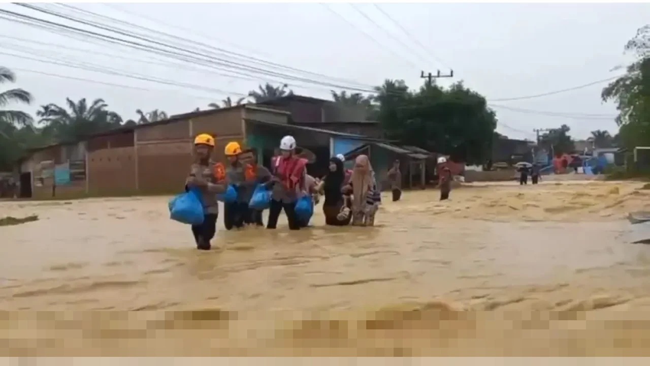 Kapolres Aceh Timur Siagakan Perahu Evakuasi di Gampong Terdampak Banjir Susulan Akibat Hujan Lebat Kapolres Aceh Timur Siagakan Perahu Evakuasi di Gampong Terdampak Banjir Susulan Akibat Hujan Lebat