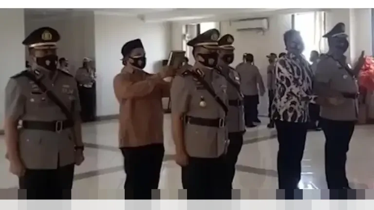 Kapolsek: “Sopir Tronton Kejepit”, Kecelakaan Truk Muatan Besi di Flyover Ciputat Picu Kemacetan Parah