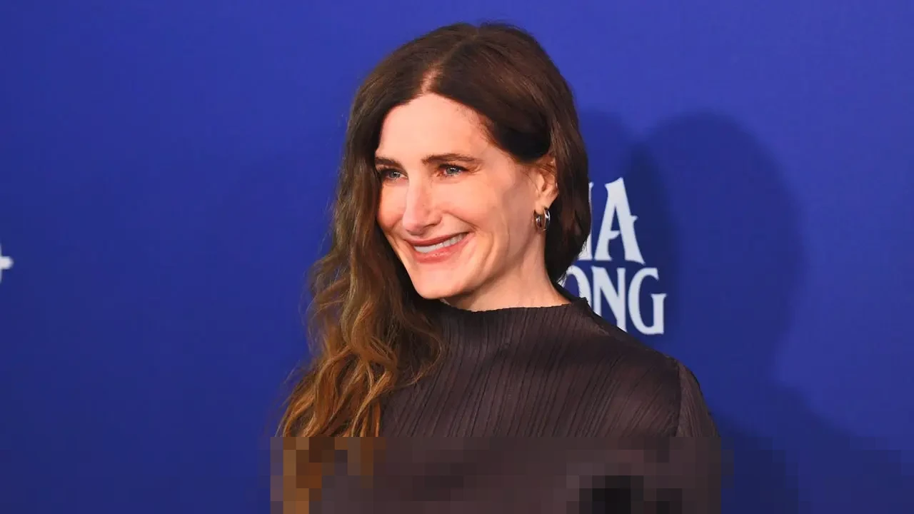 Kathryn Hahn Dikabarkan Dekati Peran Ibu Gothel di Remake Live-Action Disney Tangled Kathryn Hahn Dikabarkan Dekati Peran Ibu Gothel di Remake Live-Action Disney Tangled