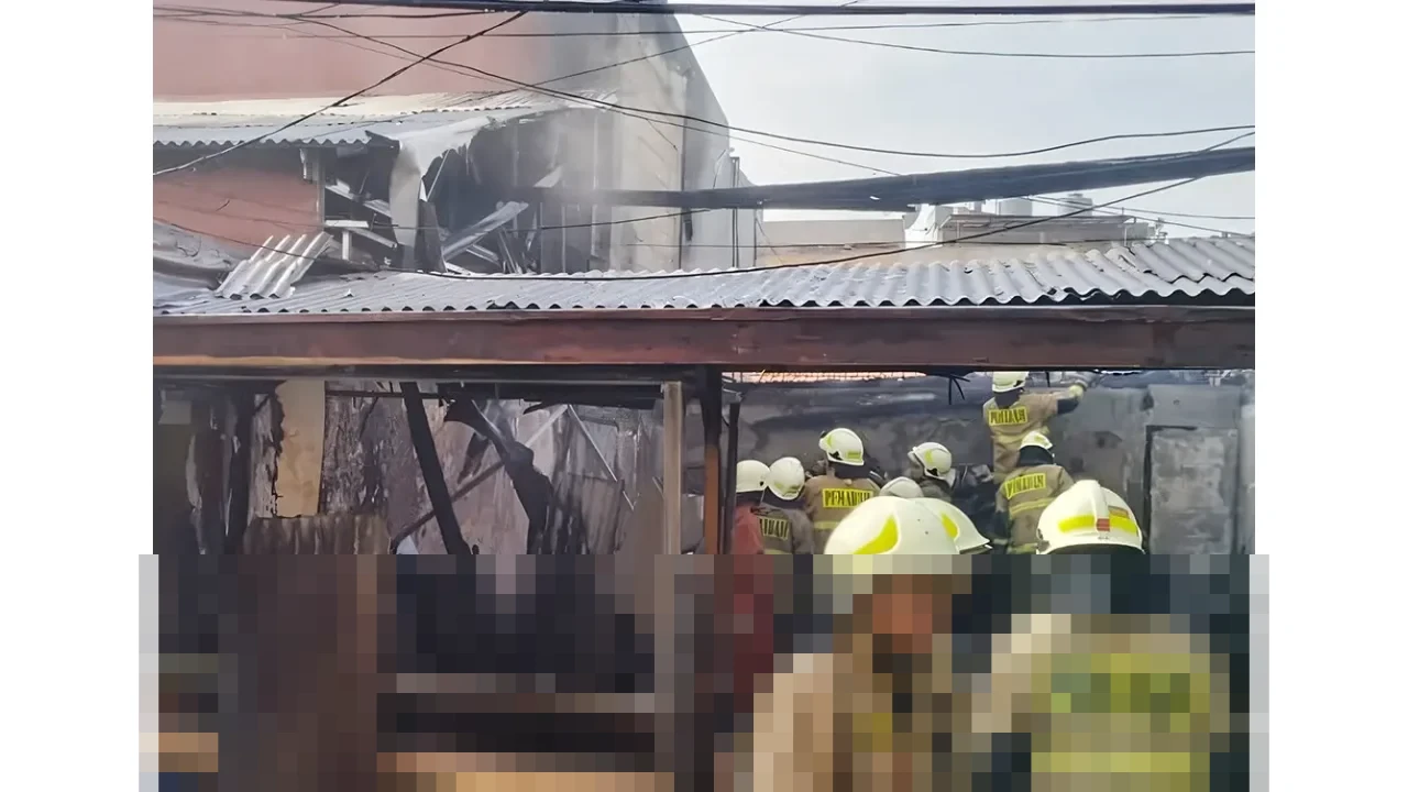 Kebocoran Gas Picu Kebakaran Rumah Makan di Palmerah, Petugas Gulkarmat Berhasil Padamkan Api Cepat Kebocoran Gas Picu Kebakaran Rumah Makan di Palmerah, Petugas Gulkarmat Berhasil Padamkan Api Cepat