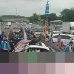 Kecelakaan Beruntun di Tol Batang KM 354: Satu Tewas, Voxy dan Mercy Ringsek Tertimbun Besi