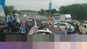 Kecelakaan Beruntun di Tol Batang KM 354: Satu Tewas, Voxy dan Mercy Ringsek Tertimbun Besi