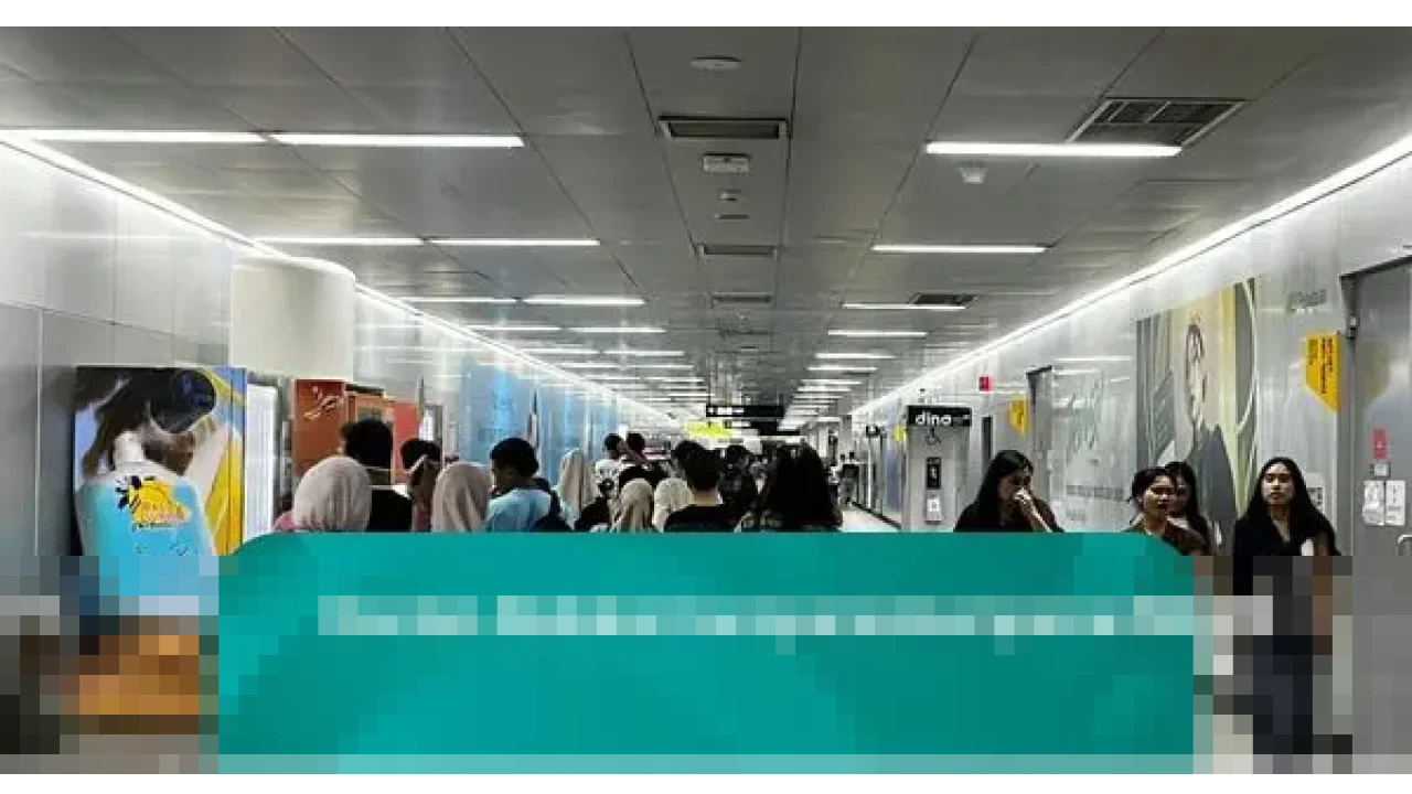 Kepadatan Penumpang Transportasi Umum Jakarta Pasca-Perayaan Tahun Baru 2026 di Bundaran HI Terpantau Tertib