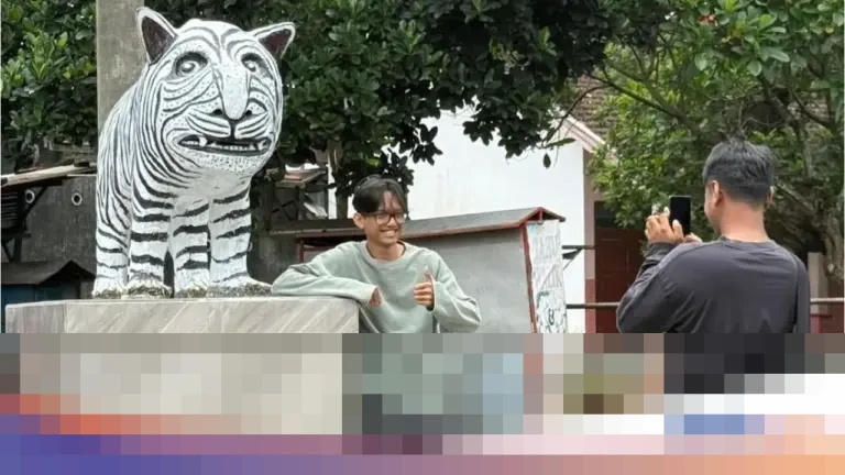 Kepala Desa Balongjeruk: “Pedagang Melonjak Drastis, Patung Macan Putih Kediri Bawa Berkah Ekonomi” Kepala Desa Balongjeruk: “Pedagang Melonjak Drastis, Patung Macan Putih Kediri Bawa Berkah Ekonomi”