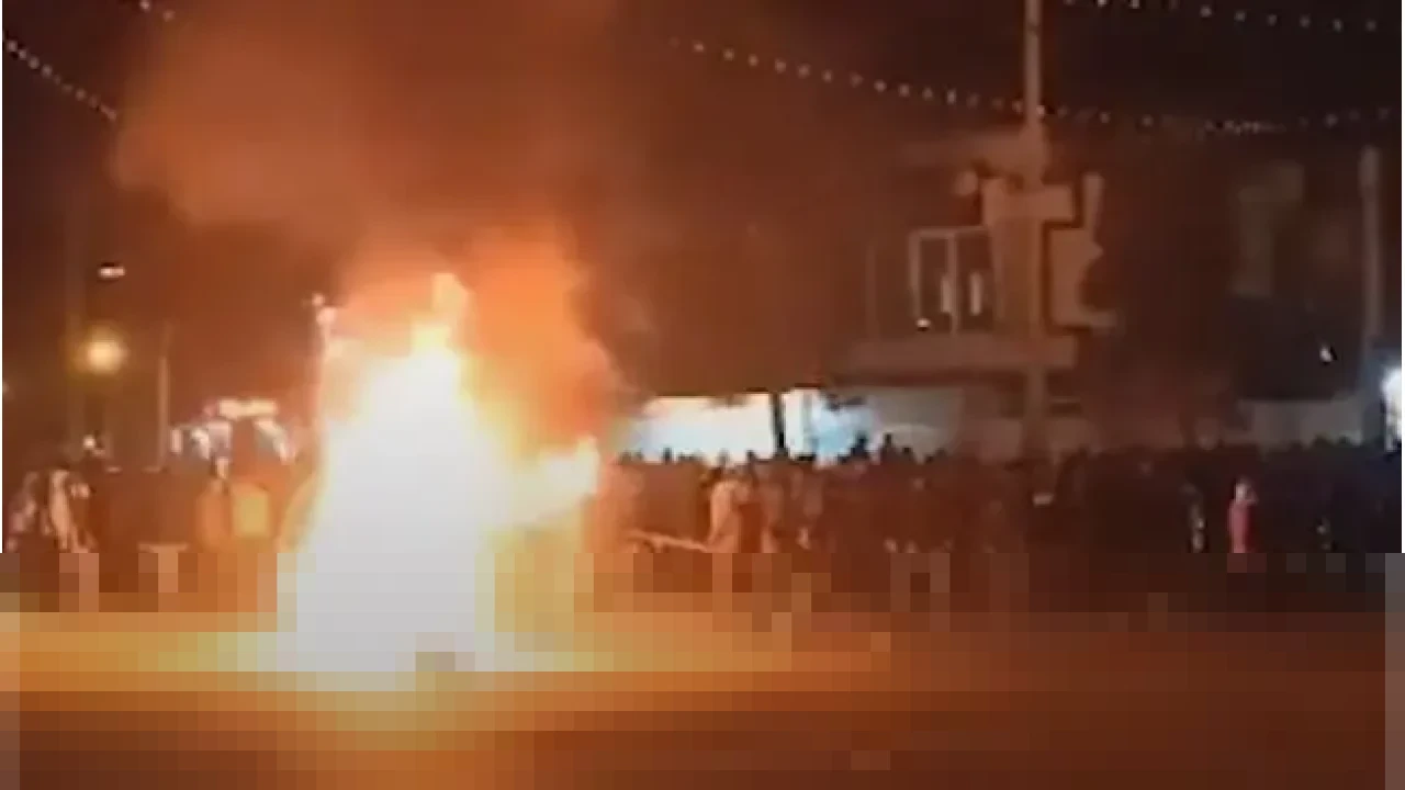 Ketegangan di Iran Memanas: Protes Ekonomi Meluas, Jenderal Peringatkan Ancaman AS dan Israel Ketegangan di Iran Memanas: Protes Ekonomi Meluas, Jenderal Peringatkan Ancaman AS dan Israel