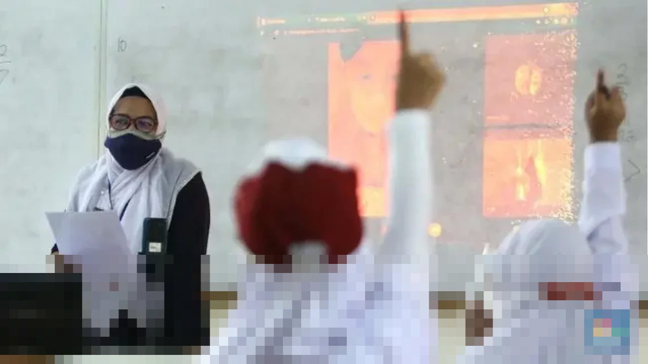 Kisah Nuryasin, Guru SD di Madura yang Tak Sengaja Temukan Harta Karun VOC Senilai Miliaran Kisah Nuryasin, Guru SD di Madura yang Tak Sengaja Temukan Harta Karun VOC Senilai Miliaran