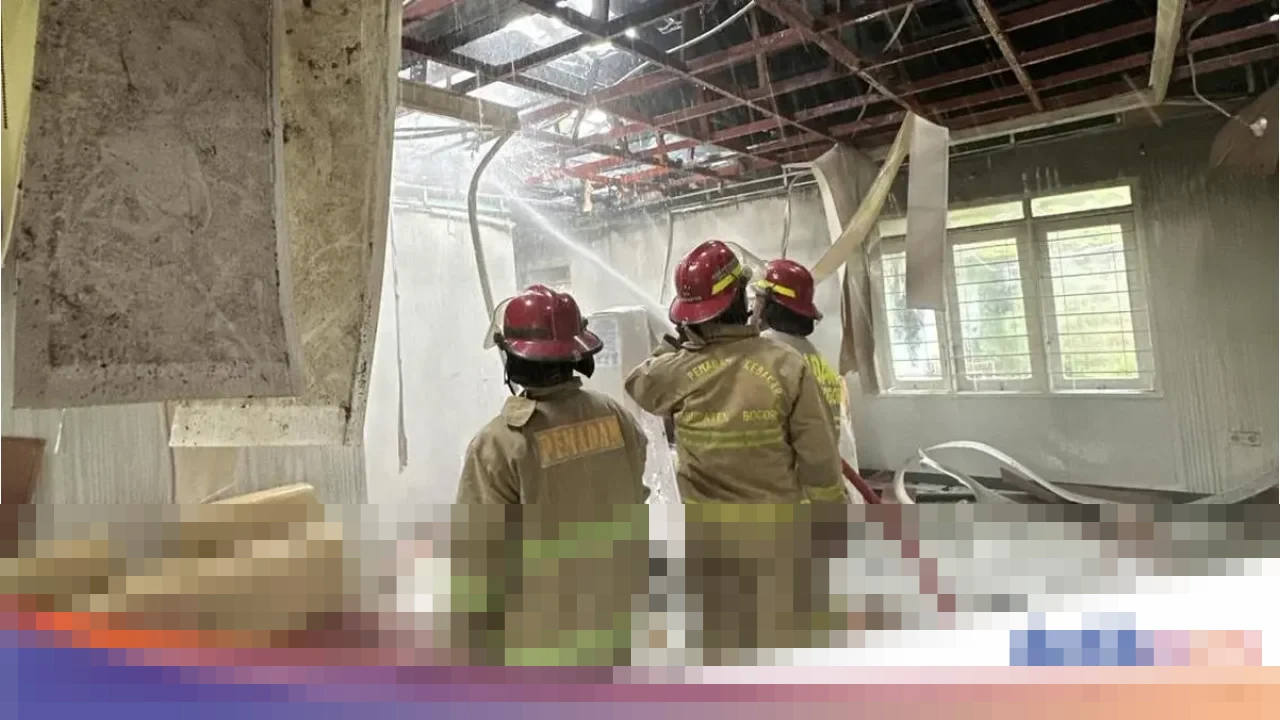 Korsleting Listrik Picu Kebakaran Vila di Puncak Bogor, Petugas Damkar Berhasil Kuasai Api Korsleting Listrik Picu Kebakaran Vila di Puncak Bogor, Petugas Damkar Berhasil Kuasai Api