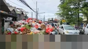 Krisis Sampah Tangerang Selatan Memburuk: Tumpukan Tiga Meter Tutup Separuh Jalan di Pasar Tradisional
