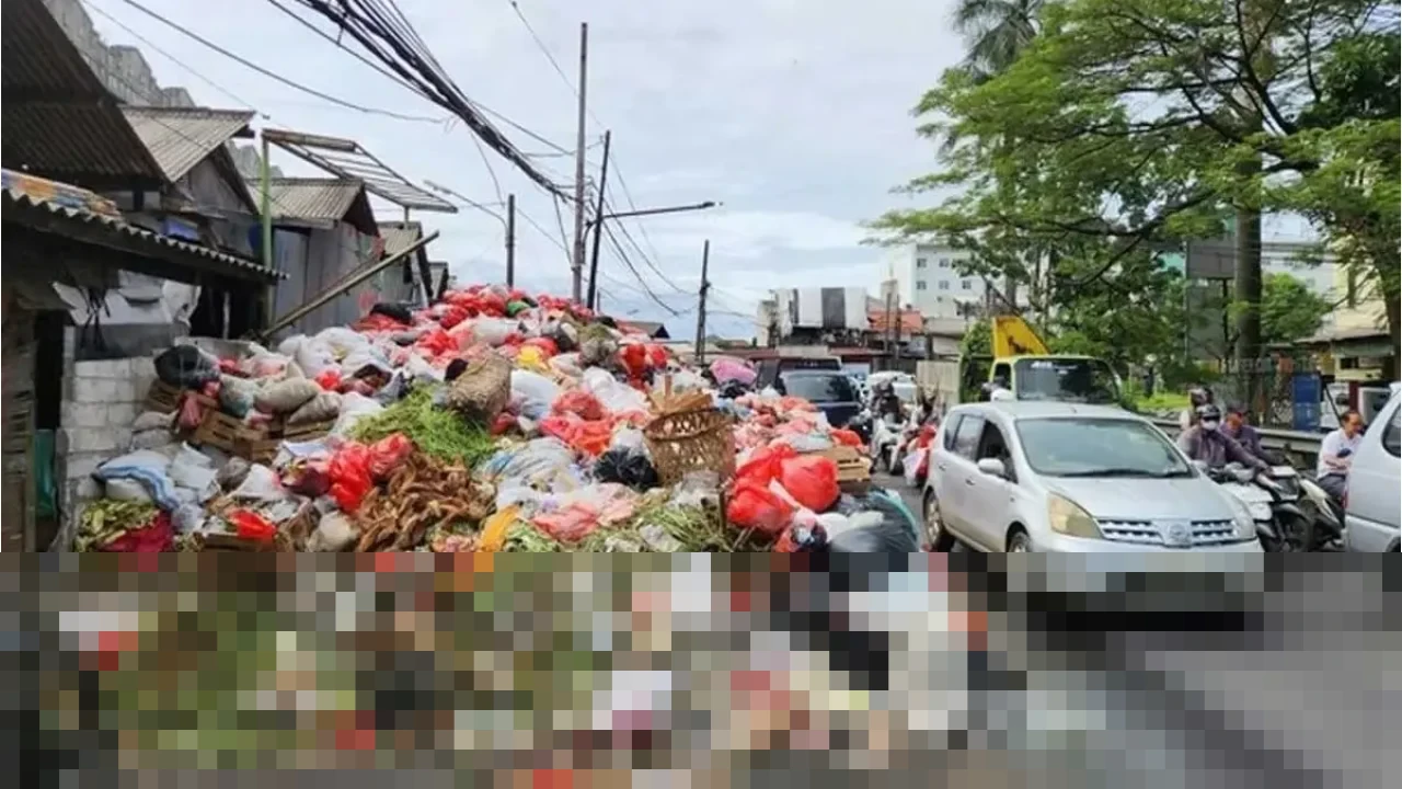 Krisis Sampah Tangerang Selatan Memburuk: Tumpukan Tiga Meter Tutup Separuh Jalan di Pasar Tradisional Krisis Sampah Tangerang Selatan Memburuk: Tumpukan Tiga Meter Tutup Separuh Jalan di Pasar Tradisional