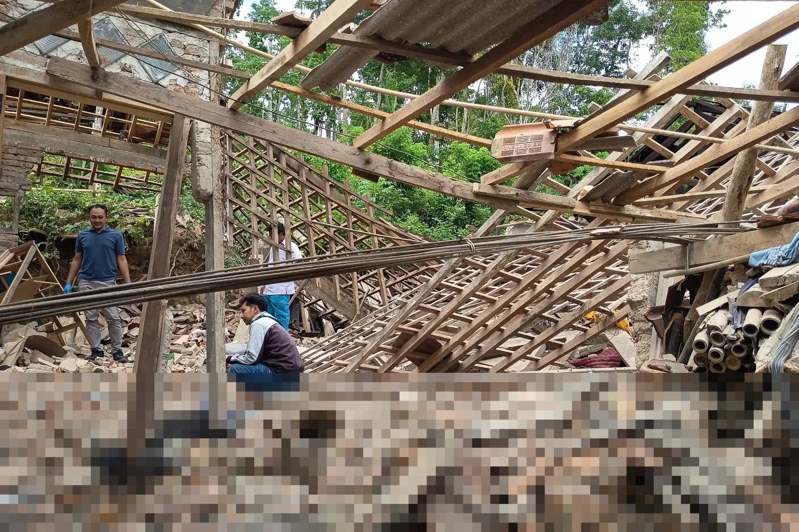 Ledakan Tabung Gas 12 Kg di Grogol Petamburan: Ibu Terlempar dengan Luka Bakar 80 Persen Ledakan Tabung Gas 12 Kg di Grogol Petamburan: Ibu Terlempar dengan Luka Bakar 80 Persen