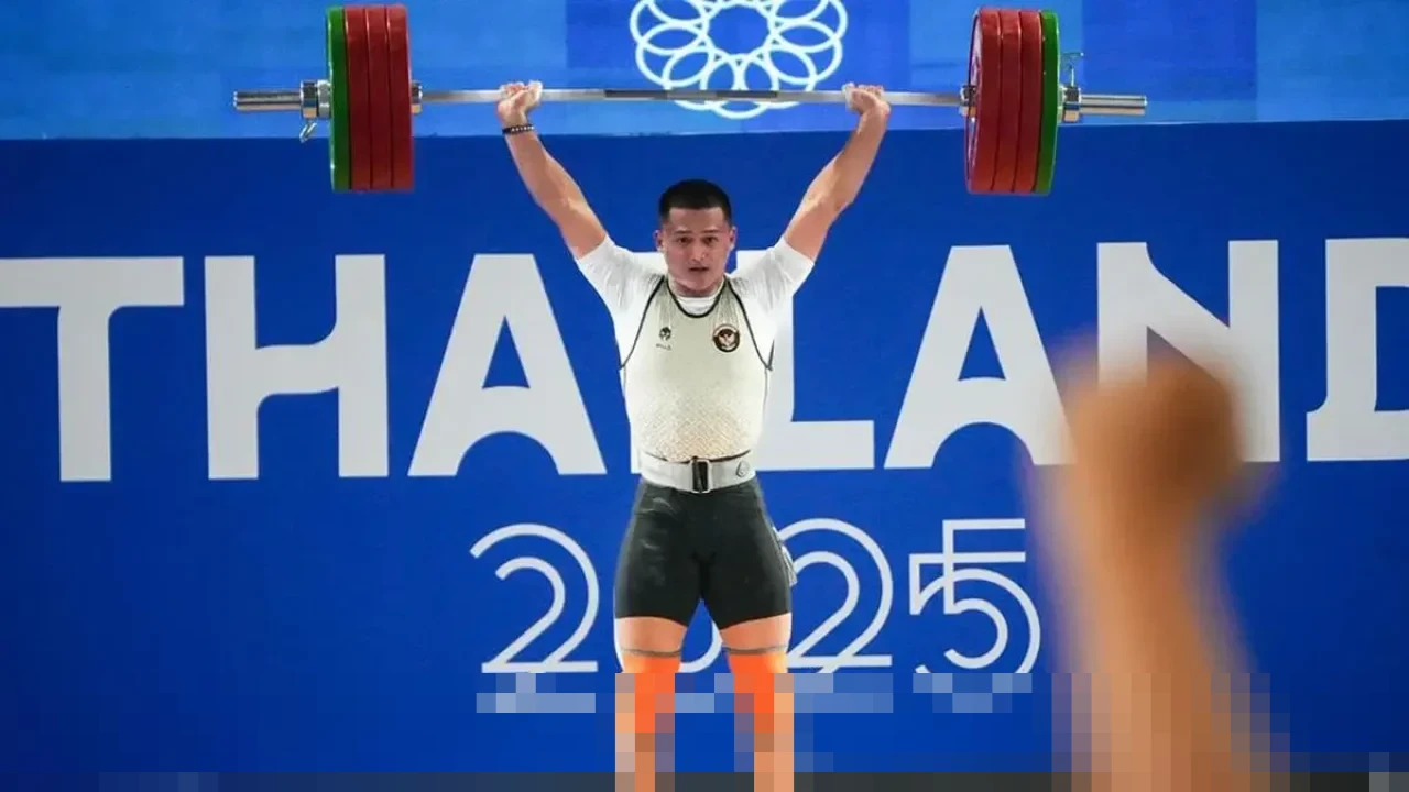 Lifter Rizki Juniansyah Resmi Jadi Kapten TNI AL Usai Pecahkan Rekor Dunia di SEA Games 2025