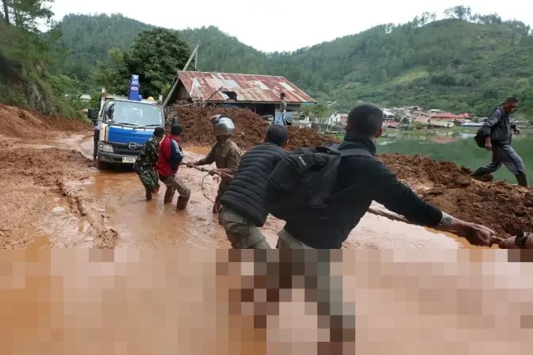 Longsor Susulan Terjang Lintas Takengon-Bintang Aceh Tengah, Warga Bantu Evakuasi Kendaraan