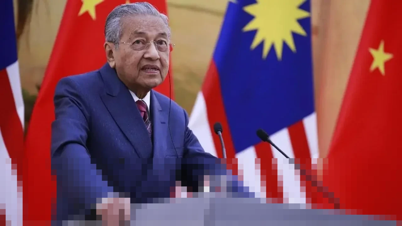 Mahathir Mohamad Dilarikan ke RS Usai Terjatuh, Ajudan: ‘Beliau Sadar’