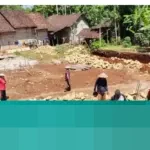 Masjid Al-Huda Gunungkidul Roboh Ditinggal Donatur, Ratusan Warga Salat Jumat di Musala