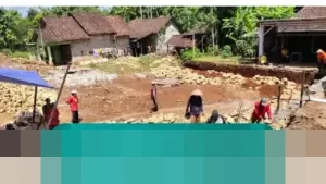 Masjid Al-Huda Gunungkidul Roboh Ditinggal Donatur, Ratusan Warga Salat Jumat di Musala