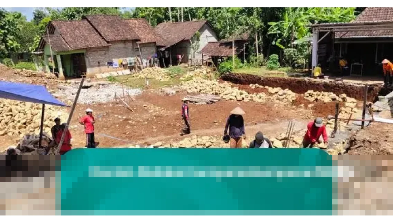 Masjid Al-Huda Gunungkidul Roboh Ditinggal Donatur, Ratusan Warga Salat Jumat di Musala