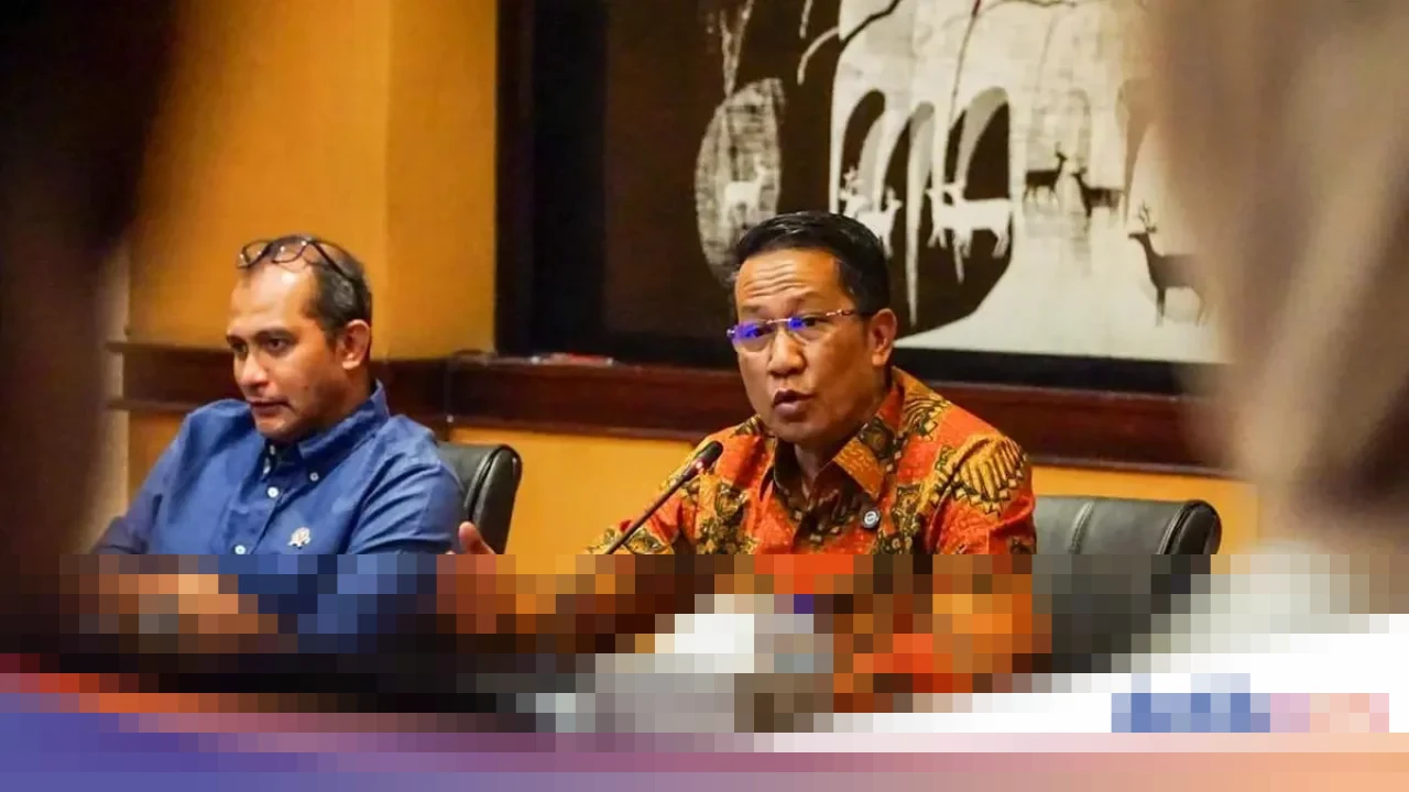 Menkum Supratman Agtas: “Kirim Stiker Pejabat Boleh Asal Sopan, Batasan Ada”