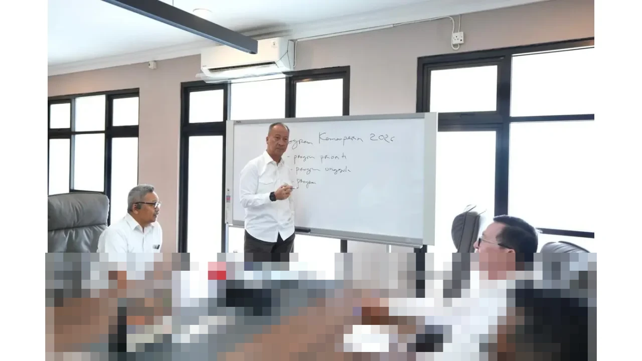 Menperin Agus Gumiwang Pimpin Rapat Perdana 2026, Bahas Program Pemulihan IKM Terdampak Bencana Menperin Agus Gumiwang Pimpin Rapat Perdana 2026, Bahas Program Pemulihan IKM Terdampak Bencana