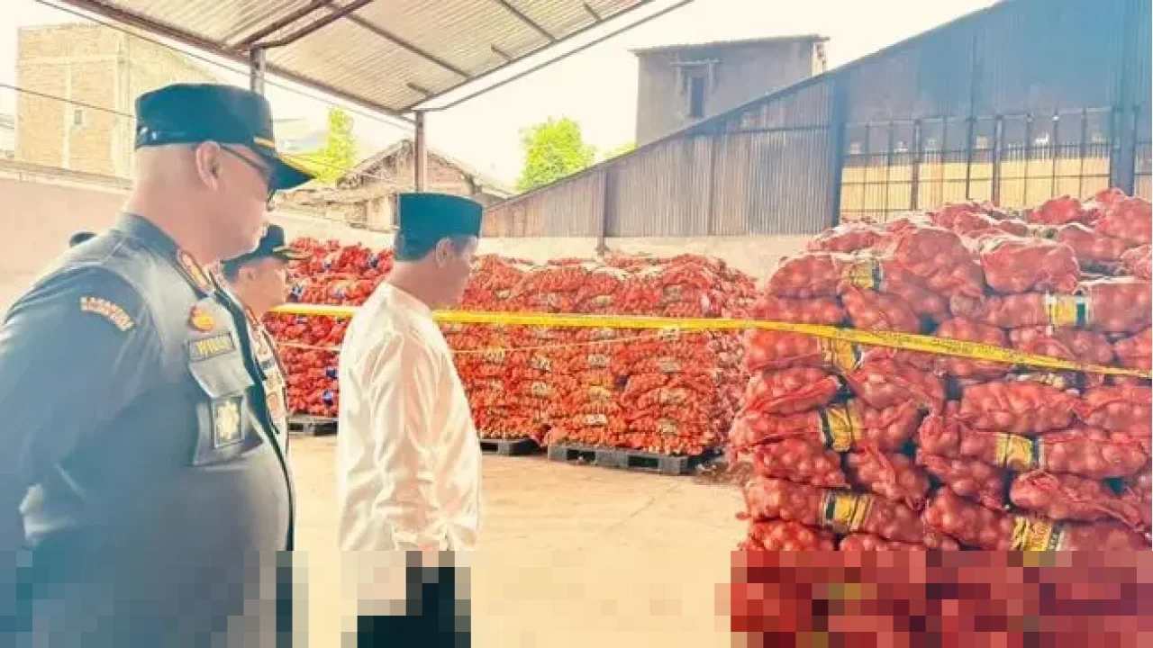 Mentan Amran: “Usut Tuntas Penyelundupan 133,5 Ton Bawang Bombay Berpenyakit di Semarang!” Mentan Amran: “Usut Tuntas Penyelundupan 133,5 Ton Bawang Bombay Berpenyakit di Semarang!”