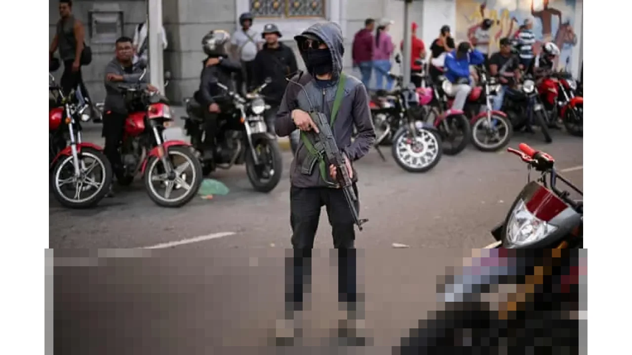 Milisi Bersenjata Venezuela Periksa Ponsel Warga di Caracas, Redam Perayaan Penggulingan Maduro