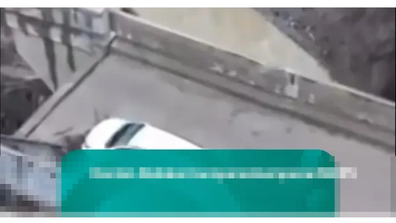 Mobil Dinas Camat Pantan Cuaca Hanyut Terseret Arus Sungai Kala Tripe Setelah Jembatan Ambruk Mobil Dinas Camat Pantan Cuaca Hanyut Terseret Arus Sungai Kala Tripe Setelah Jembatan Ambruk