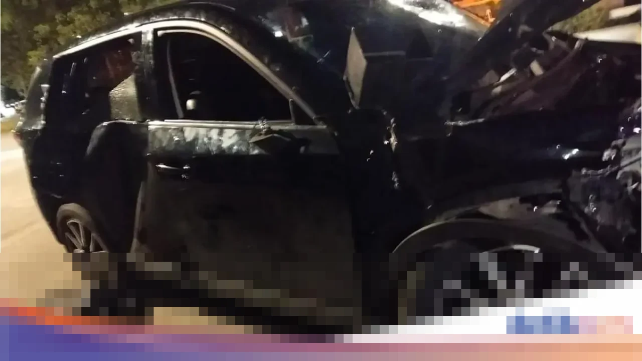 Mobil Mazda Terserempet Kereta di Jakut Usai Tabrak Lari Tiga Motor dan Pejalan Kaki di Tambora